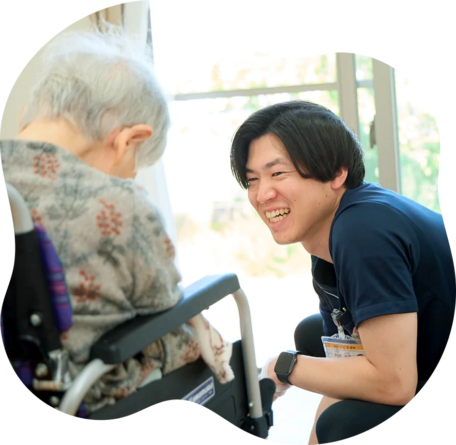 利用者と職員が笑顔で話している様子